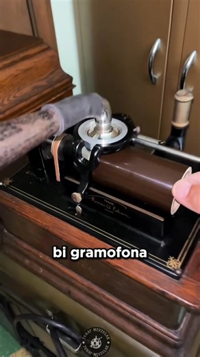 Edison’un Fonografı İcadı: 1877 yılında Thomas Alva Edison tarafından icat edildi. Çalışma Prensibi: Ses dalgaları bir diyaframa (ince zara) çarptığında titriyordu. Bu titreme, diyaframa bağlı bir iğne aracılığıyla dönmekte olan silindir üzerine kazınıyordu. Silindir genellikle kalay kaplı kâğıt, balmumu veya kurşun folyo ile kaplıydı. Ses kaydı yapıldıktan sonra iğne tekrar aynı iz üzerinden geçince diyafram titreşiyor ve ses yeniden duyulabiliyordu. Önemi: İnsanlık tarihinde ilk kez sesin kalı
