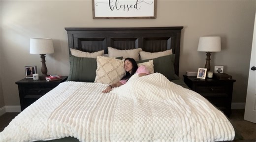 Watch A beautiful weighted blanket on Amazon Live