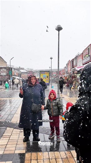 Cepmixkayseri on Instagram: "❄️☃️ Kış soğuğu bastırdıysa, biz ısıtmaya geldik! 🔥 Kar yağarken yüzleri güldüren tatlı bir sürpriz yaptık 🎁 Cepmixx Kayseri’yi takip eden şanslı müşterimize hediyesini verdik 🙌 Takipte kal, sürprizler hiç bitmez 👀✨ 📍 Cumhuriyet Meydanı / Medrese Arkası – Kayseri 📞 0 (532) 065 00 38 🌐 www.iphonekayseri.com #cepmixx #cepmixxkayseri #kışsürprizi #hediye #kayseri sokakröportajı reels instareels telefonaksesuarları takipet"