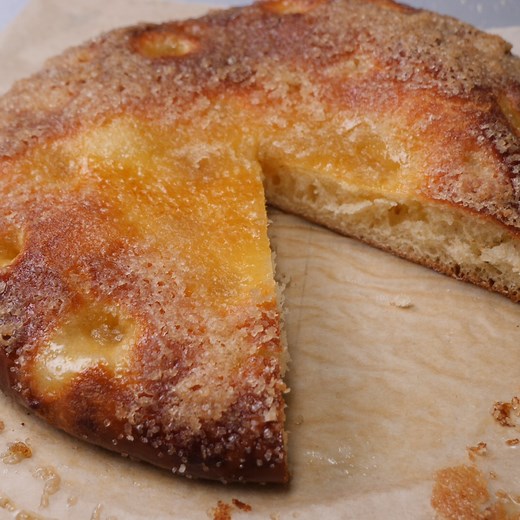 La tarte au sucre 👨‍🍳 Pour 2 tartes de 20 cm de diamètre INGREDIENTS Pour la pâte à brioche – 300 g de farine t45 – 35 g de sucre – 6 g de sel – 12 g de levure de boulanger – 185 g d’oeufs – 150 g de beurre Pour la garniture (par tarte de 16 cm) – dorure – 30 g de beurre – 35 g de cassonade ETAPES Pour la pâte à brioche Dans le bol du robot je mets la farine t45 qui est une farine qui contient plus de gluten.D’un côté je mets le sucre et le sel et dans le côté opposé je mets la levure biologiq