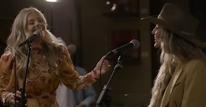Anne Wilson and Lainey Wilson Uplifting 'Praying Woman' Duet - Video