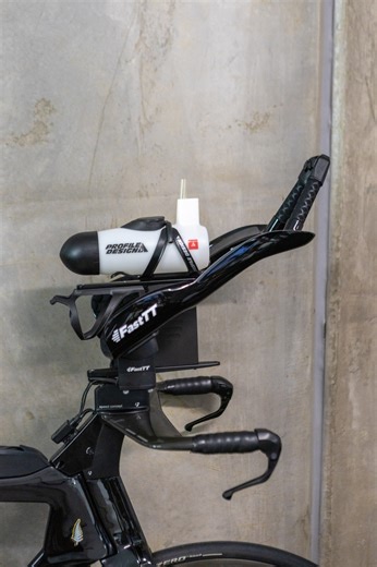 The @fasttt.bike aero bars have been trusted for some time now, and for good reason. They are simple to install, highly adjustable, and now feature a fantastic tilt bracket. With adapter plates designed for a wide range of time trial bikes, they offer versatility across almost any setup. Upgrade your current cockpit with confidence, knowing these bars can move with you to your next bike. In-stock and ready to go! Get in touch to learn more. E: setup@custombikefit.com P: 0400 510 515 #BikeFitting