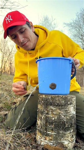 ✅ The guy shows SURVIVAL skills: I patched a hole in a bucket in the forest with my own hands 🪣💦
