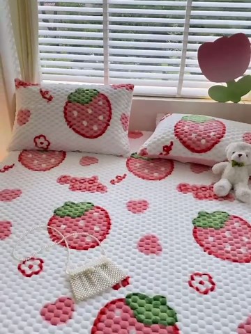 ZIQINPSQ Cozy Fleece Fitted Sheet Queen Size - Ultra Soft Fuzzy Bed Sheets for Winter, Deep Pocket 15'' Velvet Plush Bottom Sheet Only (Anti-Static & Warm), Strawberries