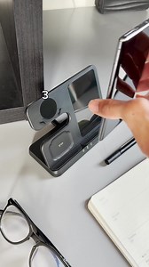 Fremtidens opladning er her Oplad din mobiltelefon, dit smartwatch og dine hovedtelefoner - samtidig, hurtigt og trådløst. Med vores 3-i-1-ladestation undgår du kabelrod og kan nemt holde orden på dine enheder. Hvorfor vores kunder vælger vores ladestation: Høj hastighed: Superhurtig trådløs opladning. Brugervenlighed: Stilfuldt og kompakt design, der passer ind overalt. Sikkerhed: Indbygget beskyttelse mod overophedning og overspænding. Oplev, hvor nemt det kan være - besøg os på ichargingdocks