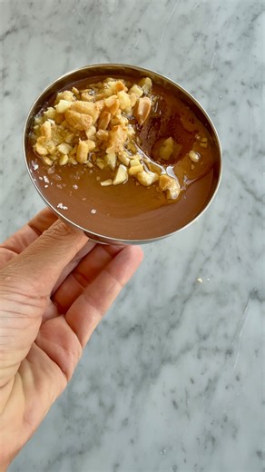 Emma Brink Rask | Brinken Bakar on Instagram: "En enkel dessert som du lika enkelt förbereder till många och jösses så god! Ca 6-8 portioner Chokladmousse: 1 dl mjölk (3 %) 150 g mörk choklad (runt 55% men vill du använda högre så går det bra, det blir en lite fastare mousse då) 2 dl vispgrädde Övrigt: 1 dl salta rostade saltade mandlar (gärna marcona) Ca 0,5-1 dl olivolja av god kvalité En god kolasås (ex Pärlans) Instruktioner: 1. Smält chokladen försiktigt i en bunke. 2. Koka upp mjölken och