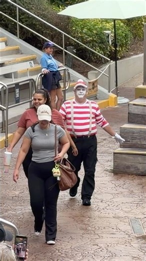 He saw them and couldn’t resist doing it 😂 Tom the mime SeaWorld #seaworldmime #viral #funny