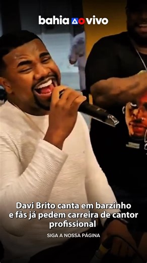 Bahia ao Vivo on Instagram: "Davi Brito foi flagrado cantando em um bar e surpreendeu quem estava no local. O vídeo circulou nas redes e já tem fãs sugerindo que ele invista na carreira musical. #ba #ssa #davibrito"