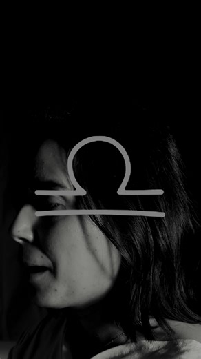 ♎️ La Bilancia non è solo equilibrio. È grazia, verità, eleganza dell’anima. Ha un cuore che cerca armonia e una mente che riconosce immediatamente ciò che è sincero. Non alza la voce, ma cambia l’energia. Non impone, ma illumina. E quando ama… lo fa con una bellezza che non pesa, ma che resta. #bilancia #astrologiaitaliana #zodiacoitalia #paroledicuore #voiceover