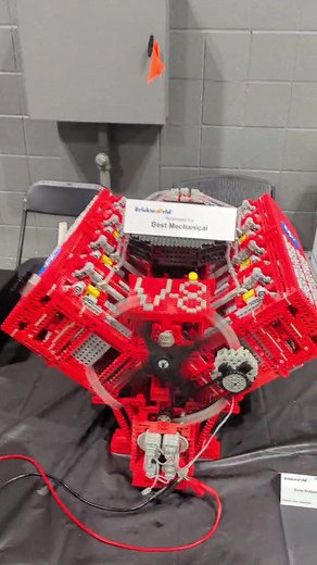 LEGO V8 engine with Technic of the 70s and 80s by Evan Koblentz | Brickworld Chicago 2022 #afol #lego #technic #engine #bricks #fyp #brickworld #chicago #legotiktoker #zusammengebaut