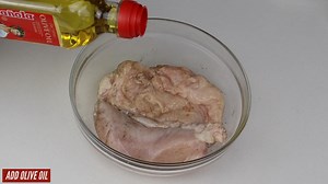 Try spicing it up with a Tuscan-flavored dish for your next family meal! Follow this guide on how to make some sumptuous Baked Tuscan Chicken Casserole, made with creamy Clara Olé Bechamel Sauce and Clara Olé Red Pesto. For easy cooking, it’s #OleYouNeed! BUY NOW: https://bit.ly/ClaraOleLazMart https://bit.ly/ClaraOleFoodPanda https://bit.ly/ClaraOleBuiltaMart | Clara Olé