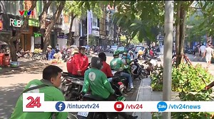 159K views · 1.5K reactions | Một cuộc chiến xanh đỏ đang diễn ra trên thị trường giao đồ ăn Việt Nam từ hai ông lớn Grab và Go- Viet. Cạnh tranh giành người dùng cũng đúng thôi khi thị trường giao đồ ăn của nước ta trị giá vài trăm triệu USD. | VTV Index | Facebook