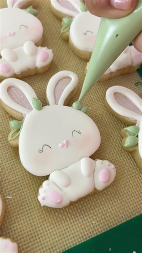 Easy bunny cookie decorating tutorial #royalicingcookies #bunbycookies #eastercookies