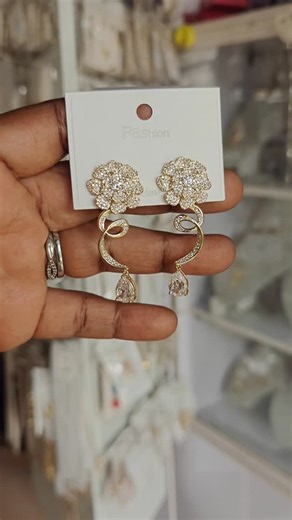 Jewellery box 26 on Instagram: "You can't go wrong with any of our unique pieces.S925 ear candy available to pop your lobes. no itching, no fading and a must have . color -Gold Price- 12500 NOTE - No copyright infringement intended,all rights belongs to the owner of the song used in the video. #ibadanjewelryseller #ibadanjewelrystore #accessoriesinibadan #accessoriesinlagos #owambenaija #ibadanjewelryshop #asoebistyles #earringsinibadan #asoebiinspiration #ilorinjewelrystore ##ilorinjewelryselle