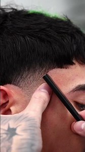 Master Barber's Secret: Razor for Crisp, Lasting Haircuts!
