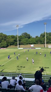 C’est la mi-temps au Stade Panemericano pour le match qui oppose Haïti face au Cuba dans le cadre de la saison 2023-2024 de la Ligue des Nations de la Concacaf. Le score nul et vierge demeure entre les deux sélections. #tickettoupatou . . 📹: @mikentonjean | Ticket Magazine