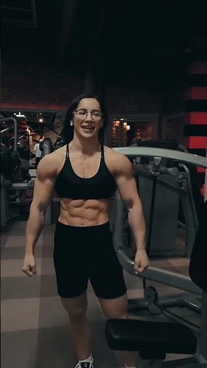 Epic Abs & Bicep Flex! 💪 Female Bodybuilding Motivation