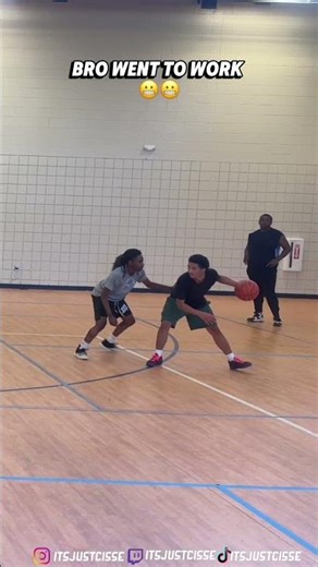 Nasty move 🔥 Step through topped it offLive everyday #explorepage #viral #pickupbasketball