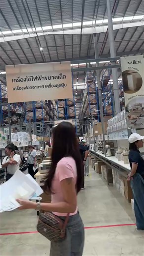 🚨🚨 ไลฟ์วันที่ 3 ช่วงบ่าย เริ่มแล้ว 🚨🚨 มหกรรมลด ล้าง สต๊อก สูงสุด 85%* Pen K Clearance Sale 2026 🔥🔥🔥 . สำรวจสินค้าที่ตามหาก่อนถึงงาน ชิ้นไหนพร้อมชอป สีไหนพร้อมขายที่งาน เช็กในไลฟ์ได้เลย . ‼️ เคลียร์กัน 4 วันเท่านั้น ‼️ 🗓️ วันพฤหัสบดี ที่ 29 มกราคม - วันอาทิตย์ ที่ 1 กุมภาพันธ์ 2569 🕗 เวลา 10.00 น. – 19.00 น. 📌 ณ คลังสินค้า เพ็น เค 2 สุขสวัสดิ์ 76 / ซ.ประชาอุทิศ 131 . สำหรับท่านไหนที่เดินทางด้วย Taxi, Grab หรือ Bolt ค้นหา "pen k warehouse 2" แผนที่งาน > https://maps.app.goo.gl/WzUd1TyAYs