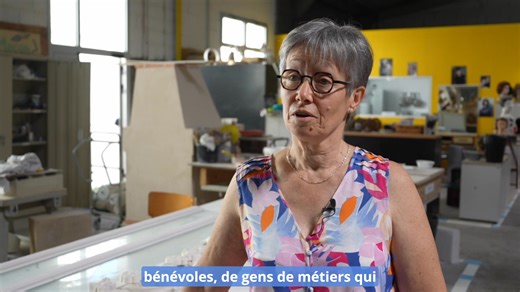 L’Outil en Main, ce sont aujourd’hui 280 ateliers partout en France, en métropole comme dans les départements d’outre-mer. Leur mission : transmettre aux jeunes le goût des métiers manuels et du patrimoine, grâce à des bénévoles passionnés issus du monde professionnel. A Saumur dans le Maine-et-Loire, L’Outil en Main fête ses 10 ans en cette année 2025 et accueille son 56e gens de métiers pour encadrer et initier aux métiers de la main, 48 jeunes autour de 32 métiers différents. Marie-Dominique 