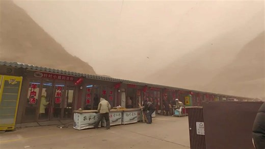 Terrifying sandstorm sweeps northern China