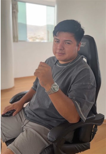 El éxito no es suerte… es decisión. Detrás de cada persona que hoy está logrando cosas grandes, hubo momentos donde nadie veía su esfuerzo, donde parecía más fácil rendirse que seguir. La mayoría quiere resultados extraordinarios… pero pocos están dispuestos a construir una mentalidad extraordinaria. El verdadero cambio empieza cuando entiendes que tu futuro se crea con pequeñas decisiones todos los días: disciplina, aprendizaje y carácter. La pregunta es… ¿Vas a vivir como todos o vas a constru