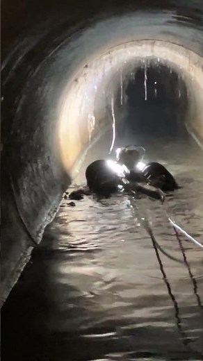 水上走行カメラ（SROD）下水管の中の土砂を乗り越える様子Φ1000