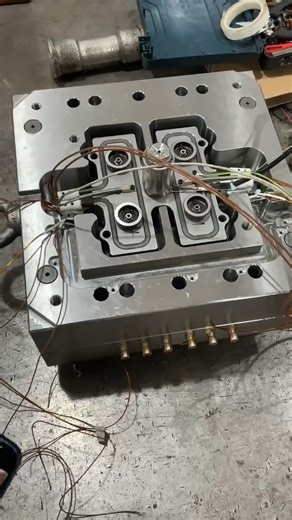 La instalación de un sistema de canales calientes (hot runner) es clave para garantizar eficiencia y calidad en la inyección de plásticos 🔥⚙️. Tal como menciona @Lydia Pei, un montaje correcto asegura un flujo equilibrado de material hacia cada cavidad, mantiene la temperatura estable y evita defectos en la pieza final ✅. Desde la alineación del colector, la colocación precisa de boquillas, hasta el aislamiento térmico, cada detalle cuenta para reducir tiempos de ciclo, minimizar desperdicio y 