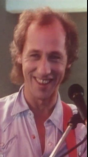 Dire Straits official video for 'So Far Away', taken from the Brothers In Arms album released in 1985. #direstraits #sofaraway #brothersinarms