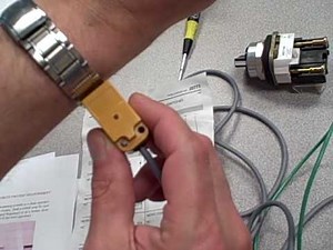 Normally-closed inductive proximity switch