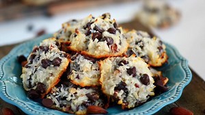 These easy Almond Joy Cookies take just four ingredients and don’t even require a mixer! RECIPE HERE: https://www.momontimeout.com/almond-joy-cookies-just-4-ingredients/ | Mom On Timeout