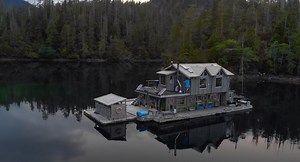This Off-Grid Float House Is Painter Mark Hobson’s Incredible Home and Studio
