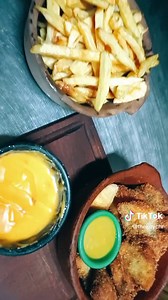 Dedos de pollo sin triturar... (por favor superen eso de triturar cosas) bien condimentados y apanado con panko, salsa de mostaza miel y papas con cheddar. Rico, no? Recuerden darle amor y les dejo la receta que tampoco es nada de otro mundo. Compartan y siganme. los amo! 😝 #nosano #frito #comida #cheddar #papasfritas #dedosdepollo #food