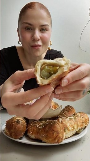 Diese gefüllte Laugenstange bringt euch in den Sauregurken‑Himmel 🥨🥒😋
