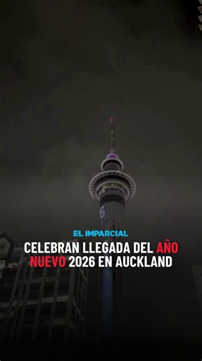 🔥 ¿Sabías que Auckland fue la primera gran ciudad del mundo en recibir el 2026? Multitudes celebraron el conteo regresivo en la icónica Sky Tower de Nueva Zelanda 🗼🇳🇿, mientras más de 3,500 fuegos artificiales 💥🎆 iluminaron el cielo en un espectáculo de cinco minutos desde distintos niveles de la torre. #Auckland #PrimeroEnElMundo #AñoNuevo2026 #SkyTower #FuegosArtificiales #NYE #CelebracionGlobal 🎇✨ ¿Qué ciudad te gustaría visitar para recibir un Año Nuevo? 🌍⏳ @hduy.v vía Storyful | EL 