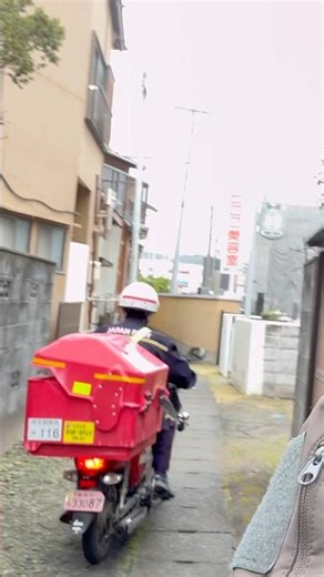 🌸 Postman Close Encounter on a Narrow Path 📮🛵🇯🇵