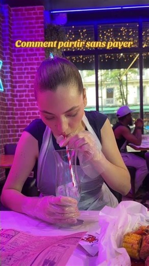 Astuces pour manger sans payer😂😂 #funnyvideos #amis #skit #seafood #date #tropdrole #couple #friend