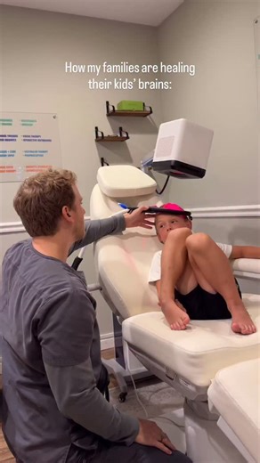 THIS is what a bottom-up approach to brain health looks like: 👨🏼‍⚕️ We start with biomedical therapies - laser, vagus nerve protocols, magnetic stimulation, nutrition… Before anything else, we have to make sure the brain has the energy and oxygen it needs, that we’re addressing underlying inflammation- and that the nervous system feels safe enough to accept new input. 🤾 Then, sensory therapies. Whatever stage of development, sensory input and movement always have a place in brain-based therap