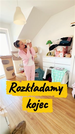 🐾 Rozkładamy kojec dla kociąt 🐾 Dziś nastał wielki dzień dla naszych maluszków! 🎉🐱 Mimo że kociaki są jeszcze takie maleńkie, to już powoli zaczynają swoją pierwszą przygodę ze zwiedzaniem świata 🌍✨ 🍯 Miot Uzuri już coraz śmielej wychodził z porodówki, więc to właśnie dla nich przygotowaliśmy więcej przestrzeni do odkrywania 🧡🐾 💤 Maluchy Brysi są jeszcze troszkę za małe, ale dzięki kojcowi będą bezpieczne i otoczone opieką 🤍🍼 Kojec to dla nich nowe zapachy, nowe miejsca i pierwsze, ni