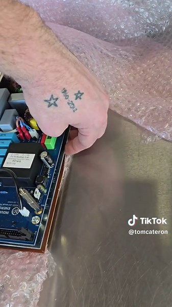 Electrical mad!! Induction hob engine replacement 👌🏼 job complete. #viral #commercialkitchen #commercialengineer #viralvideos #commercialelectrician #fypage #fyppppppppppppppppppppppp #commercialkitchenappliance #london #induction #inductionhob