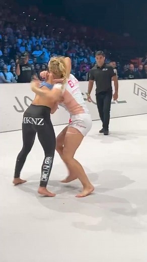 38K views · 521 reactions | Así le ganaba Ffion Davies a Mackenzie Dern, gran combinación de poder y técnica. #CJI | Fanaticos del MMA Guatemala | Facebook