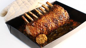 COTLET DE PORC - PORK RACK - LA CUPTOR, REȚETĂ VIDEO. Vă propun o rețetă de friptură înnebunitor de bună, un cotlet de porc cu șorici crocant și coastele atașate, aromat cu mirodenii bine alese și gătit la cuptor la perfecție. Află rețeta nou publicată, atât în format VIDEO cât și text (printabil) cu un click aici: https://goo.gl/FRJqff. | Retete cu Laura Laurentiu
