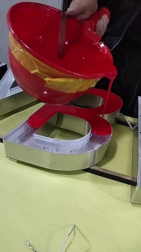 Hey 👋 my dear🤩🥳😏Today, I’d like to show you our #epoxyletter 🧐Come on and have a look at the process of #resinpouring 🤔🫣🤝#resinpour #signcompany #signage #fyp