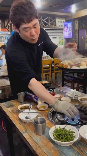 Dramatic food presentation in a Seoul restaurant, Korea