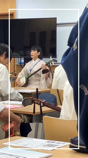 【伝統芸能体験(三味線)】 講師の先生をお招きし、日本の伝統芸能である三味線の体験を行いました。 三味線の種類や歴史について学んだ後、実際に音を奏でることで、日本文化の奥深さと美しさを肌で感じることができました。 #海陽学園#中高一貫#中学受験#全寮制#三味線 | 海陽学園