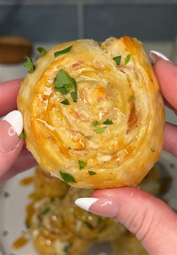 these @alouette Cheese hot honey ham and cheese pinwheels are the perfect little savory snackie 🧀🍯 Ingredients: 1 container @alouettecheese Garlic & Herbs Soft Spreadable Cheese ½ cup shredded mozzarella cheese ½ cup finely diced deli ham 1 sheet puff pastry 1 egg (for egg wash) hot honey (for drizzling) fresh parsley (optional) Instructions: In a large bowl, mix the alouette Garlic & Herbs Soft Spreadable Cheese with the diced ham and shredded mozzarella cheese until combined into one creamy 