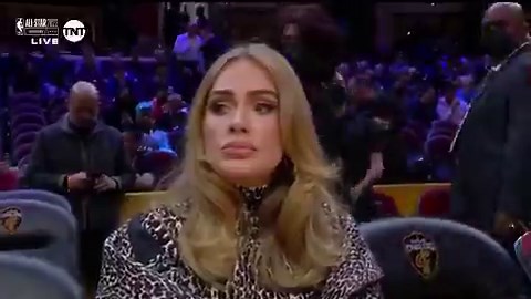 e sabe o motivo? Michael Jackson tinha uma obsessão por perfeição. ele regravava a mesma música dezenas de vezes, ajustava respiração, timbre, cada detalhe mínimo até sentir que aquilo emocionava de verdade.ele só aceitava mostrar ao mundo aquilo que já estivesse além do comum.