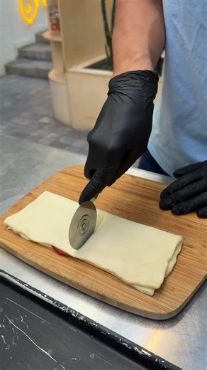 Pepperoni Pizza Garlic Twist! Twist into cheesy perfection 🍕🧄#fyp #foryou #tiktok #usa🇺🇸