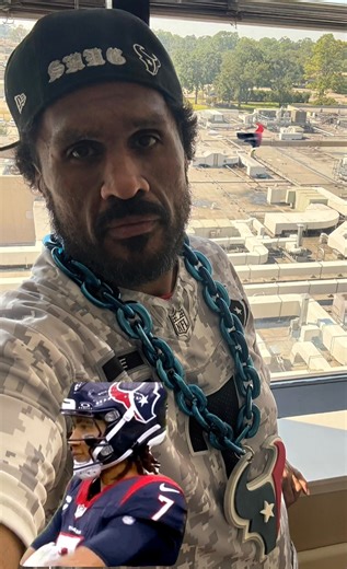 Game day ready 🤘🏽 Let’s beat the Broncos and make a run 🏈 Big H-TOWN!! | Darrell Dunn