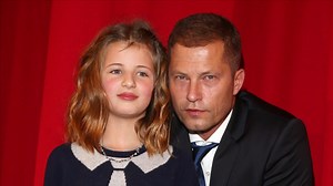 Emma Schweiger stand schon mit 5 Jahren vor der Kamera. Danach schaffte sie als Kinderstar den großen Durchbruch. Doch diese Zeit war manchmal ganz schön schwer für die Tochter von Til Schweiger! | Promipool